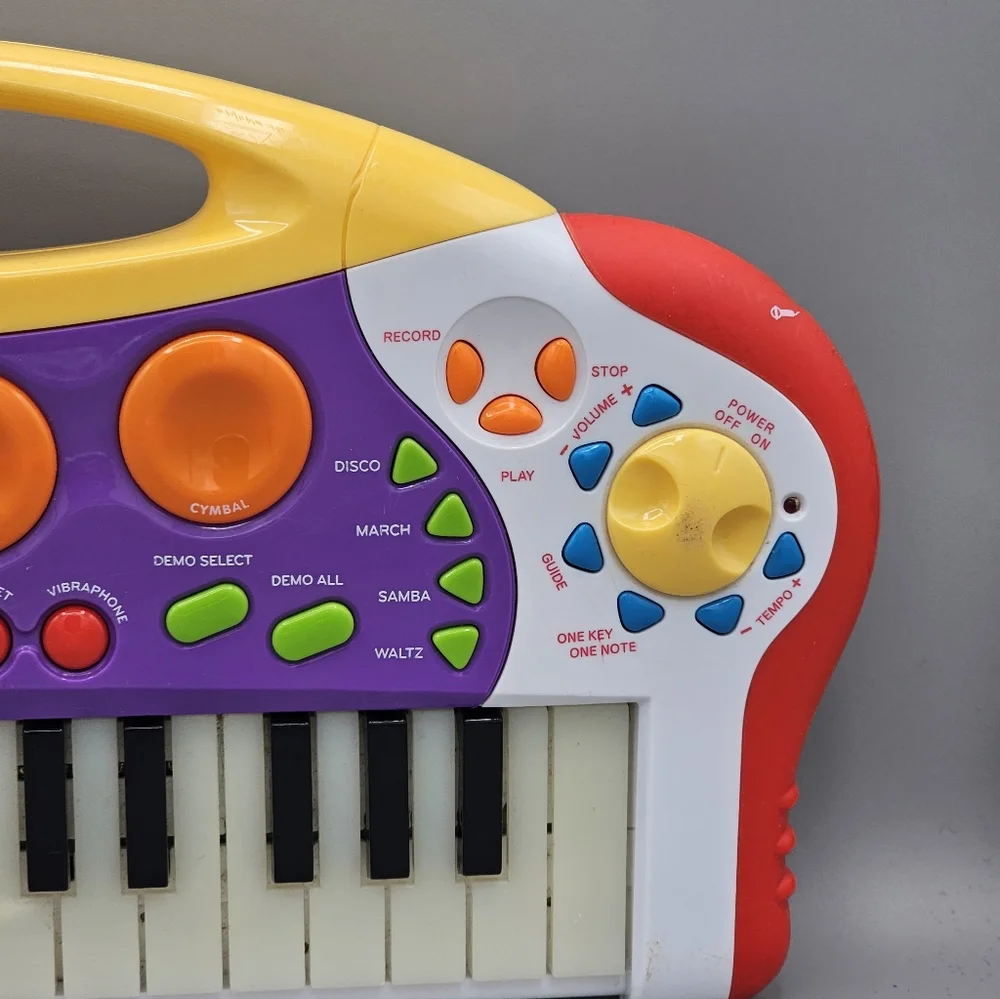 Fisher Price TEACHING KEYS Keyboard Model KFP1737 Music Lights 32 Keys Scratched